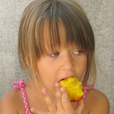 girl eating (400x400)