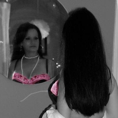 woman and mirror (400x400)