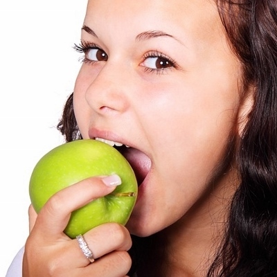 woman eatiing apple (400x400)