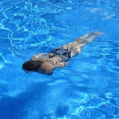woman swimming (400x400)