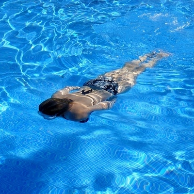 woman swimming (400x400)