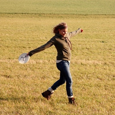 playing frisbee (400x400)